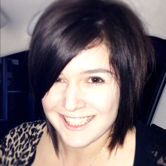 Profile Picture of Staci Ulibarri (@staciu) on Poshmark