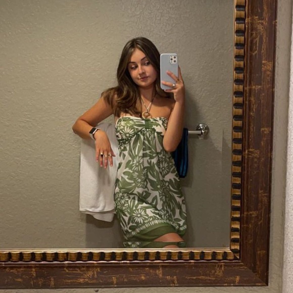 Profile Picture of Brina Arvanetes (@brinaarvanetes) on Poshmark