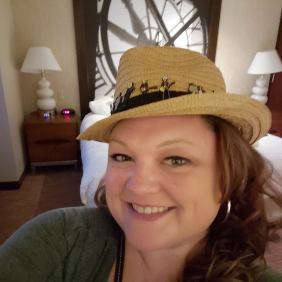 Profile Picture of Alison Sailor (@sailoralbrad) on Poshmark