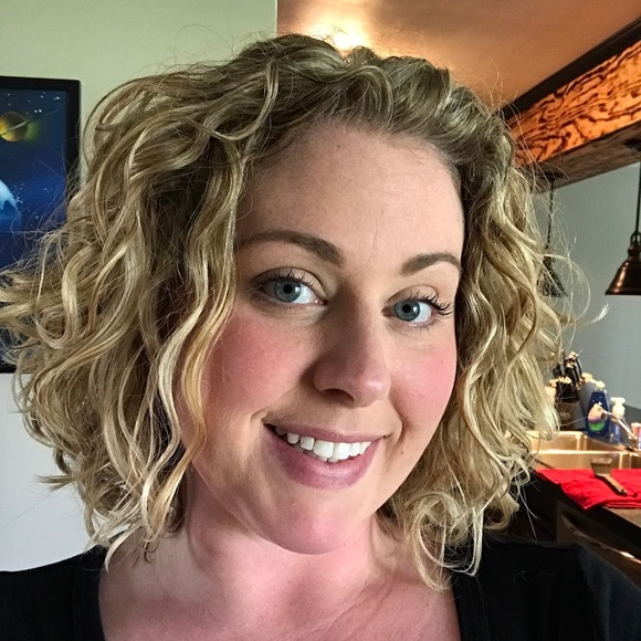 Profile Picture of Danielle Stahley (@dsta919) on Poshmark