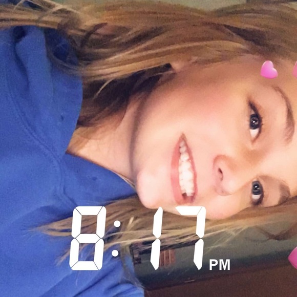Profile Picture of Cheyenne Stoehr (@chey_slayy) on Poshmark