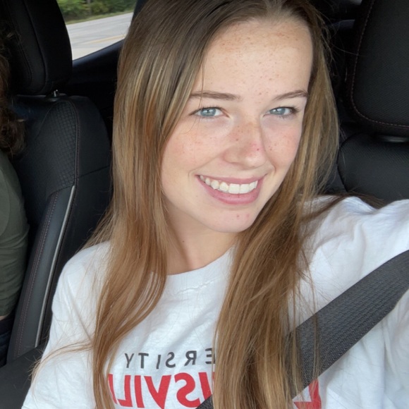 Profile Picture of Amy Siemer (@a_siemer) on Poshmark