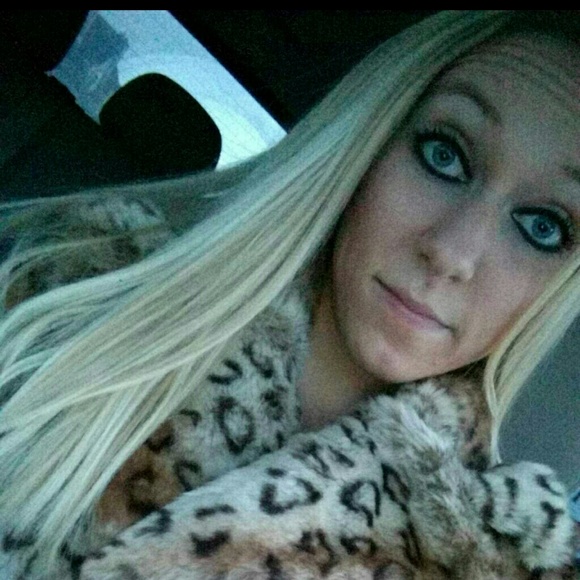 Profile Picture of Baylee Mihalcin (@baynikole) on Poshmark