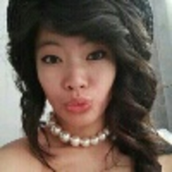 Profile Picture of Sherry Huynh (@22feather) on Poshmark