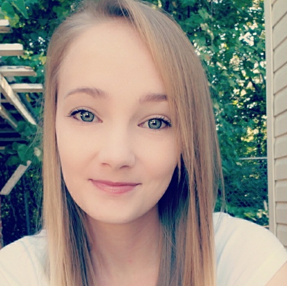 Profile Picture of Alyssa Severt (@alyssasevert) on Poshmark