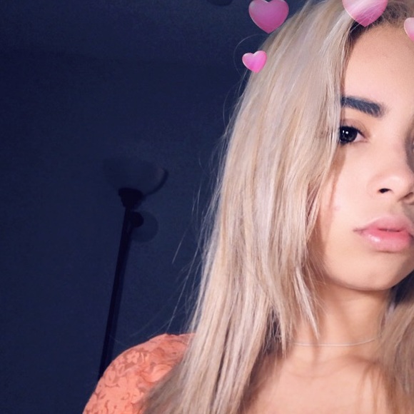 Profile Picture of Leslie Caamano (@superlexy4) on Poshmark