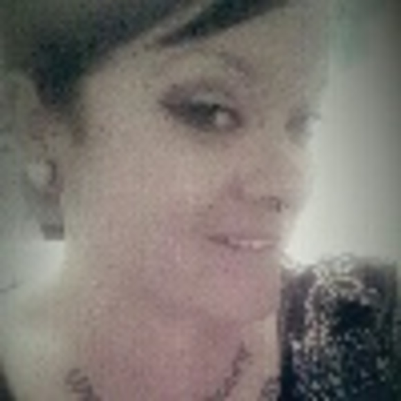 Profile Picture of Naomi Hansen (@naeohmee) on Poshmark