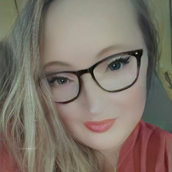 Profile Picture of Robin Bice (@robbiegurl320) on Poshmark