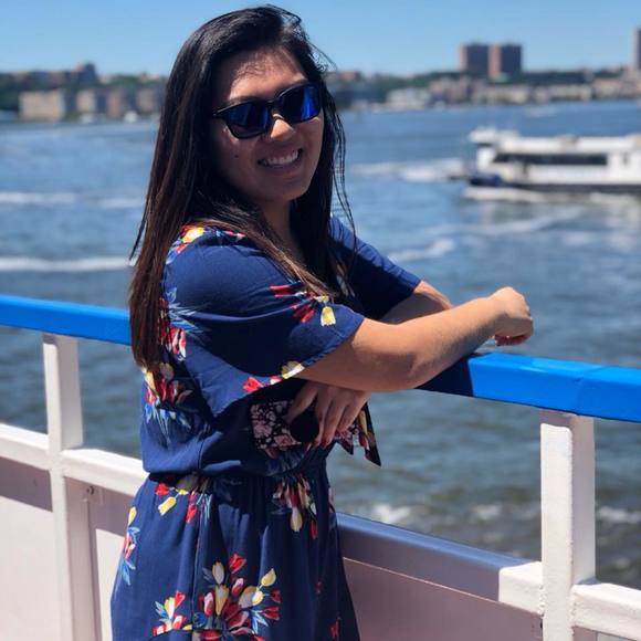 Profile Picture of Claudia Oshiro (@claudiaoshiro96) on Poshmark