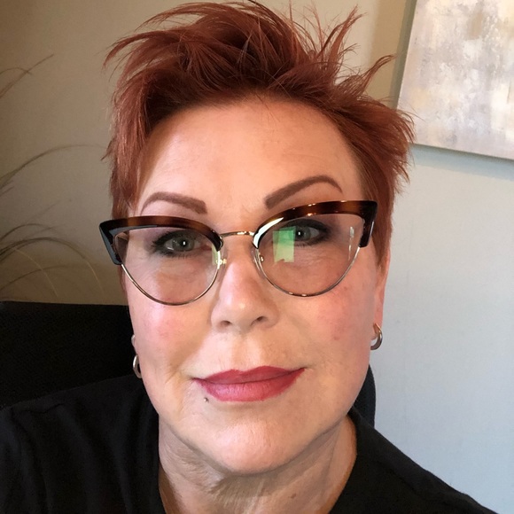 Profile Picture of Debbie Barquist (@brokerb1) on Poshmark