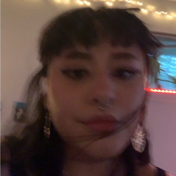 Profile Picture of Laura Ruby (@lauraruby665) on Poshmark