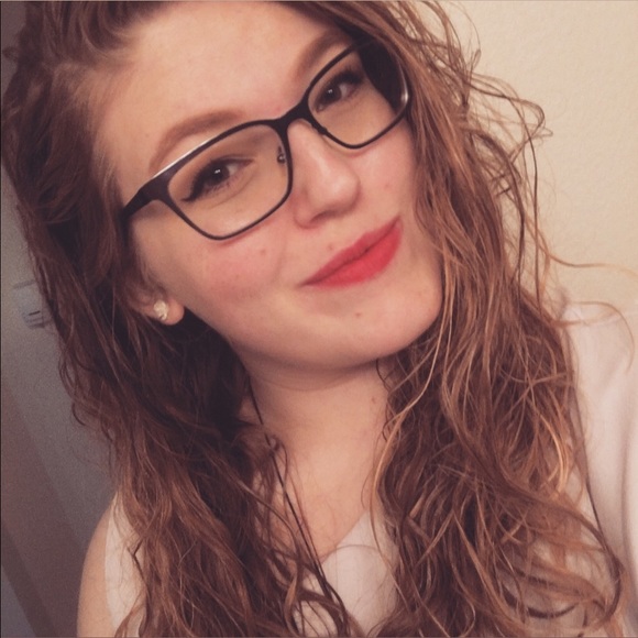 Profile Picture of Bonnie Winkler (@littlewink1995) on Poshmark