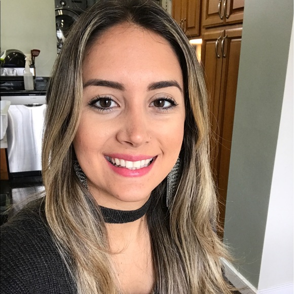 Profile Picture of Rosalia Zadeh (@rosaliarsl) on Poshmark