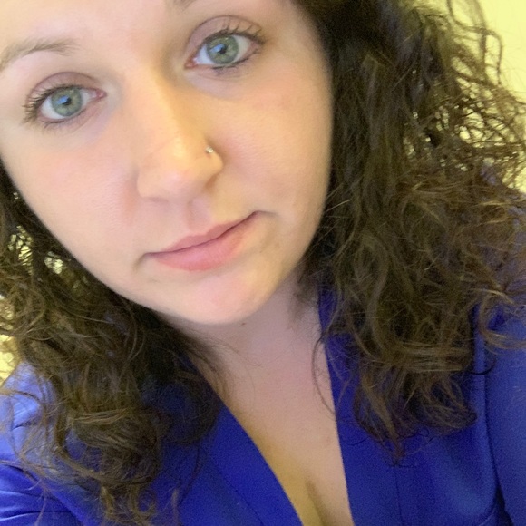 Profile Picture of Amanda Fowler (@afowl123) on Poshmark