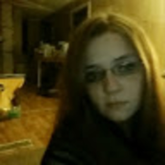 Profile Picture of Leigh-anne Weatherman (@weewee123477) on Poshmark