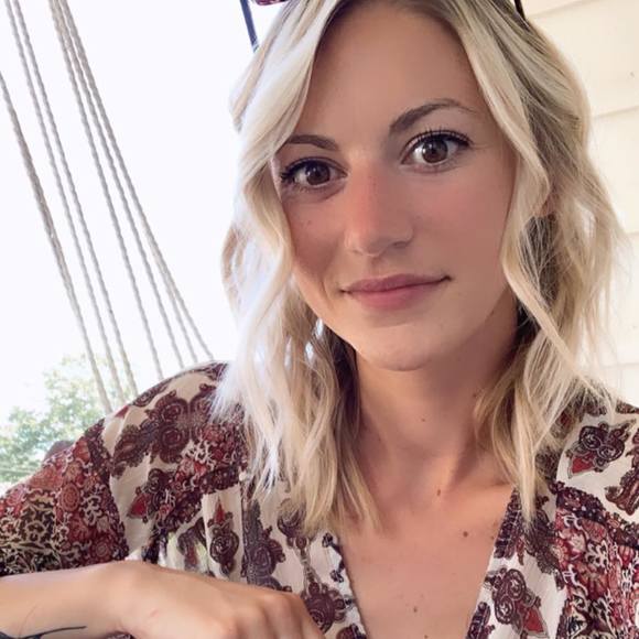 Profile Picture of Jenna Lakos (@jennxlakos) on Poshmark