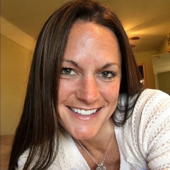 Profile Picture of Andrea Petermeier (@annielee33) on Poshmark