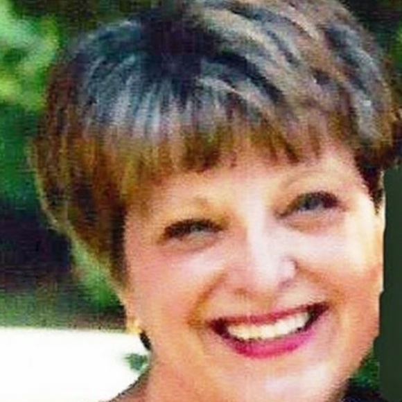 Profile Picture of Rosalee Cline (@rosaleecline) on Poshmark