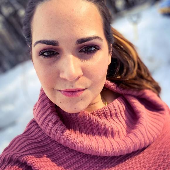 Profile Picture of Angie Macut (@angiemacut1969) on Poshmark