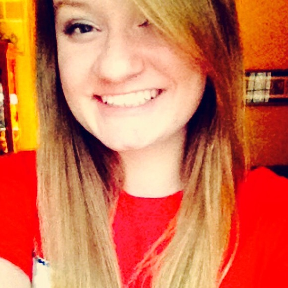 Profile Picture of Andrea Herrold (@andreah1998) on Poshmark