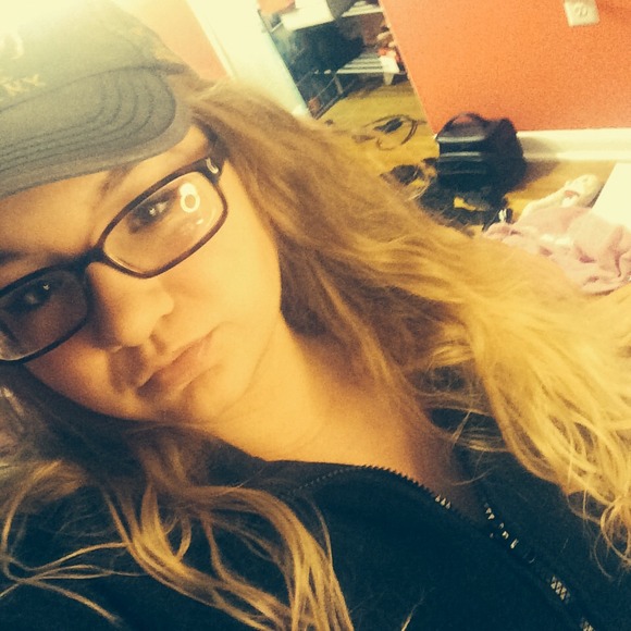 Profile Picture of Olivia Reifer (@oliviareifer) on Poshmark
