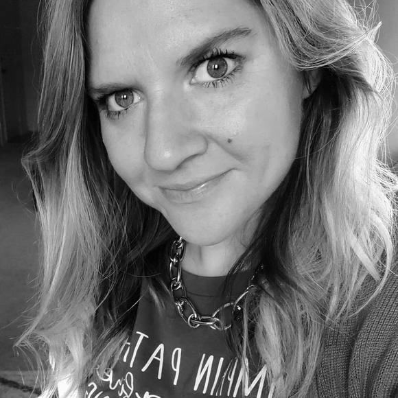 Profile Picture of Carissa Hackel (@carissahackel) on Poshmark