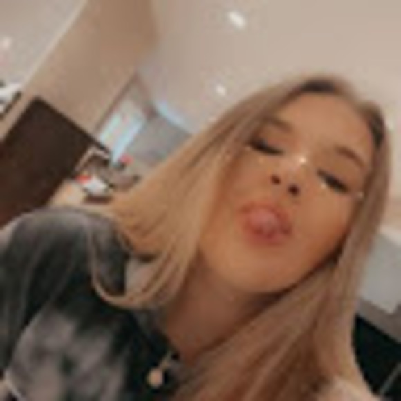 Profile Picture of Alisha Fishwick (@alaurenf27) on Poshmark