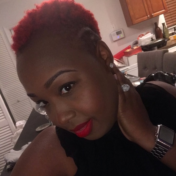 Profile Picture of Allena Sanchious (@leenmoni) on Poshmark