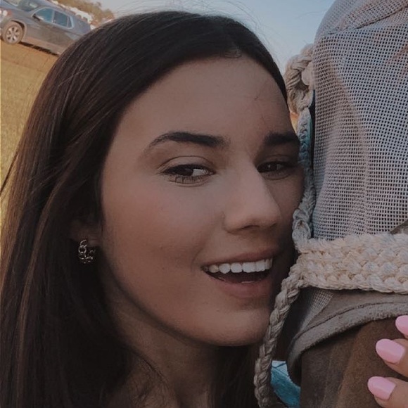 Profile Picture of Sophie Badeaux (@sophiegraceb401) on Poshmark