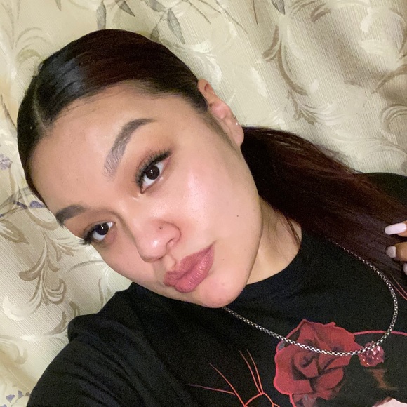 Profile Picture of Daniela Barrientos (@danielaxmelissa) on Poshmark