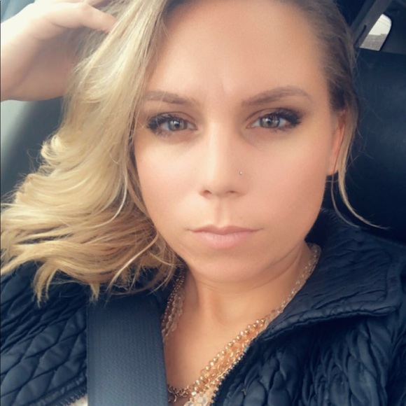 Profile Picture of Alli Banes (@allibanes) on Poshmark