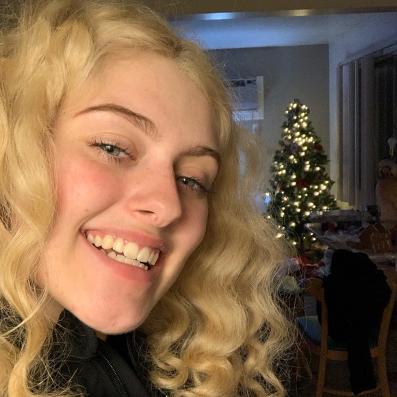 Profile Picture of Ashlynne Engle (@aengle200211) on Poshmark