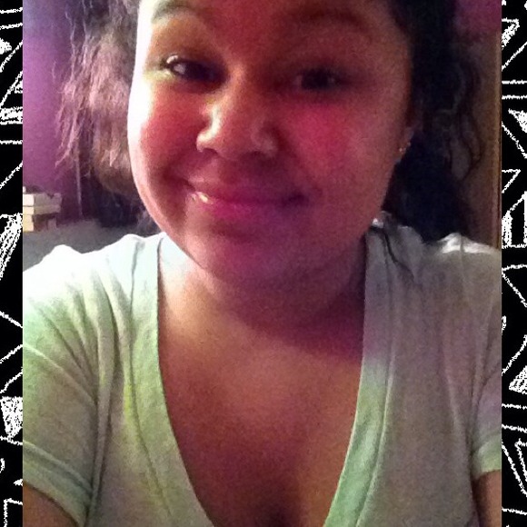 Profile Picture of Ari Mosby (@arianna_ayla) on Poshmark