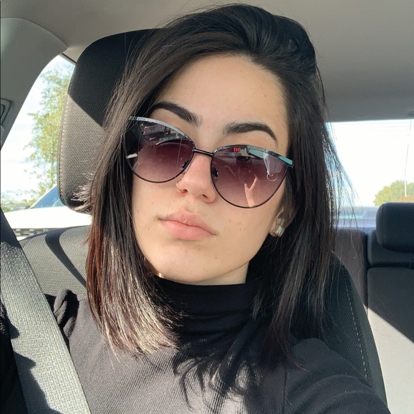 Profile Picture of Daniela Hidalgo (@daniela13h) on Poshmark