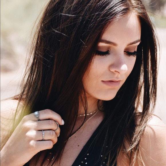 Profile Picture of Mavis Lind (@mlind2) on Poshmark