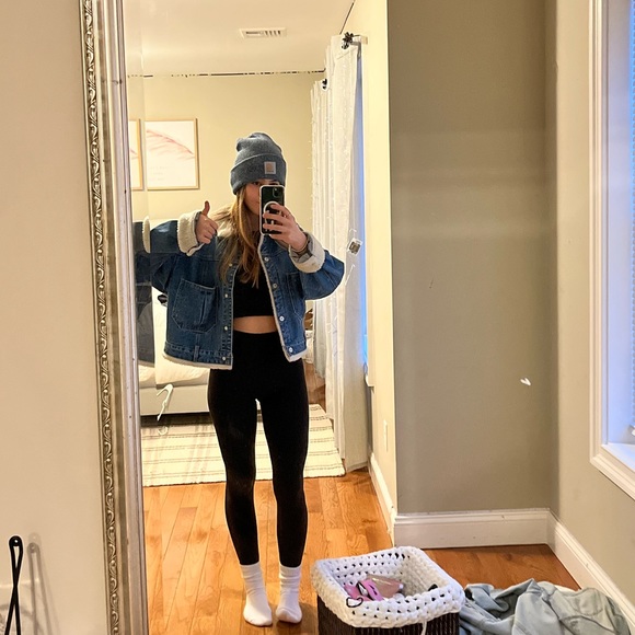 Profile Picture of Victoria Borges (@victoriaborgess) on Poshmark