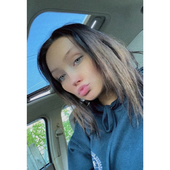 Profile Picture of Jennifer Jamrozy (@jjamrozy) on Poshmark