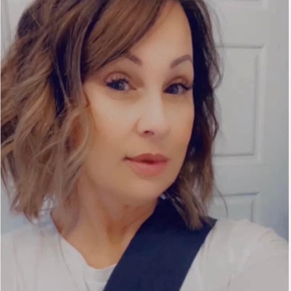 Profile Picture of Lisa Civale (@lisa_civale) on Poshmark