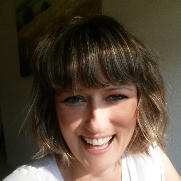 Profile Picture of Julia Hagen (@hagendesigns) on Poshmark