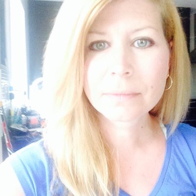 Profile Picture of Carol Maloney (@carollovescake2) on Twitter