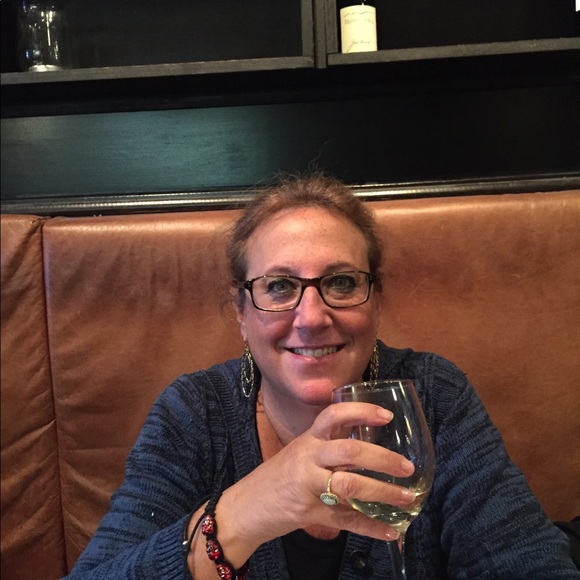 Profile Picture of Lisa Belkin (@lisabelkin) on Poshmark