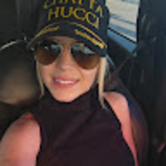 Profile Picture of Cara Neathery (@caraneathery89) on Poshmark