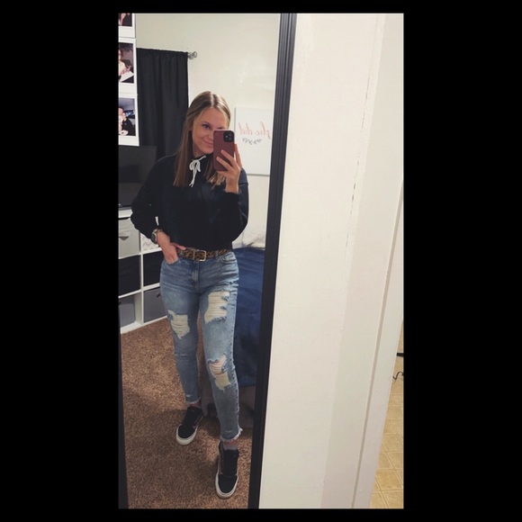 Profile Picture of Casey Dragoo (@casey_dragoooo) on Poshmark