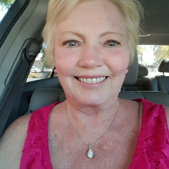 Profile Picture of Janet Bledsoe (@janetbledsoe) on Poshmark