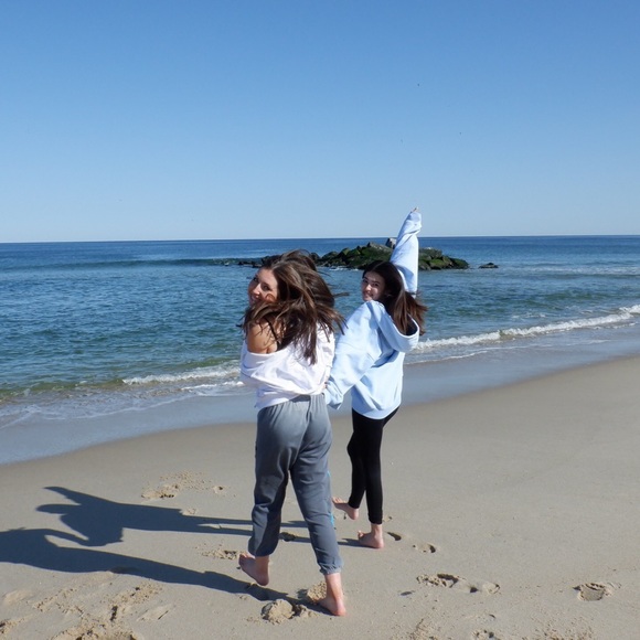 Profile Picture of Amelia Kavashansky (@ameliakav) on Poshmark