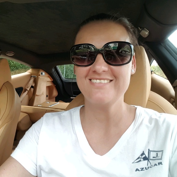 Profile Picture of Amanda Weyers (@amandaweyers) on Poshmark