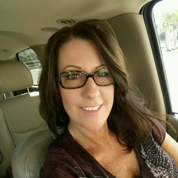 Profile Picture of Lara Young (@lyoung253) on Poshmark