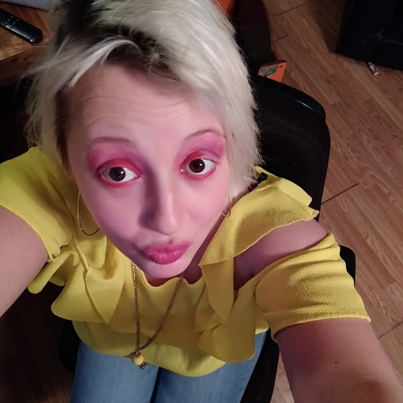 Profile Picture of Lisa Vaught (@lisavaught) on Poshmark