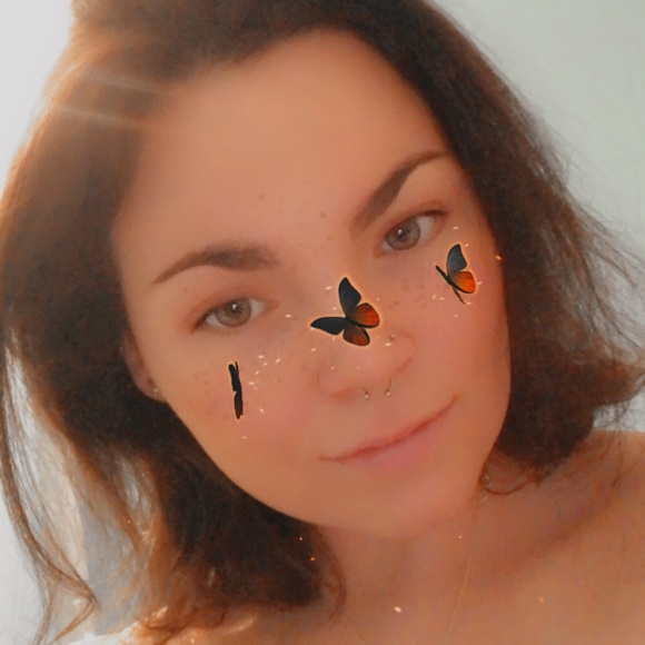 Profile Picture of Emily Weser (@sighemily) on Poshmark