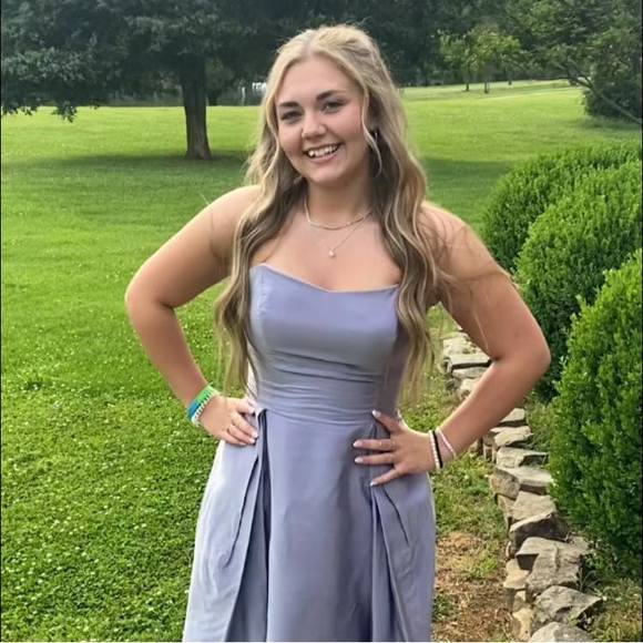 Profile Picture of Meredith Helms (@blondiemh415) on Poshmark